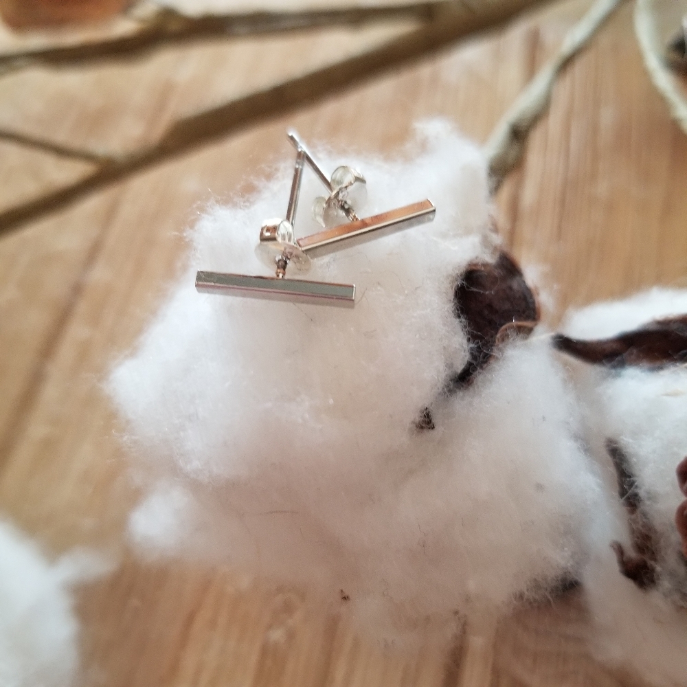 Adorable Dainty SILVER plated Bar earrings - Picture 6 of 8
